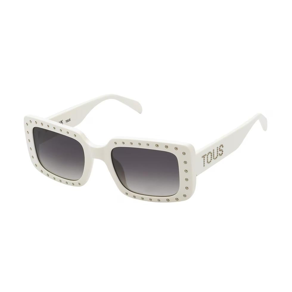 No olvides proteger tus ojos del sol. Para eso, necesitarás unas gafas que vayan a la par con tu “look” como estas Tous Studs en color blanco. 