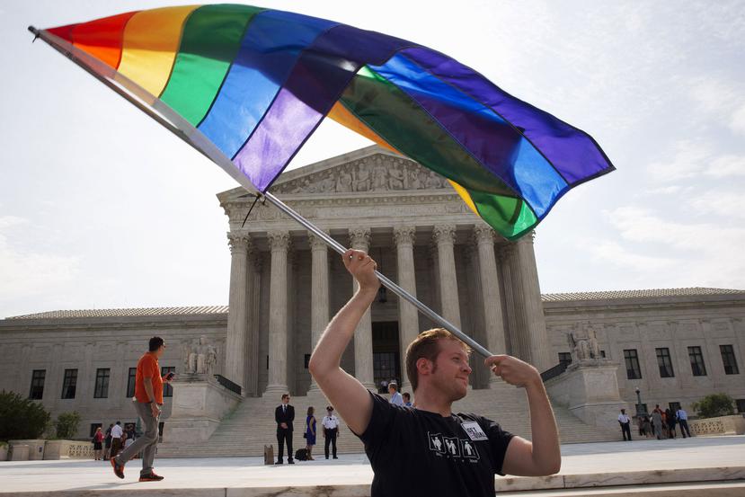 La mayoría de los jueces del máximo foro judicial estadounidense determinó que impedir el matrimonio gay, como hasta el momento ocurre en 13 estados, representa una violación de la enmienda 14 de la Constitución federal. (AP)