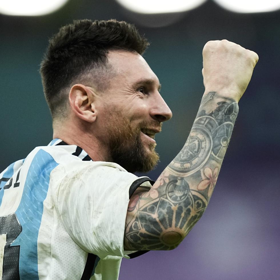 Lionel Messi celebra tras la victoria de Argentina por penales ante Holanda en el partido por los cuartos de final del Mundial, el sábado 10 de diciembre de 2022, en Lusail, Qatar.