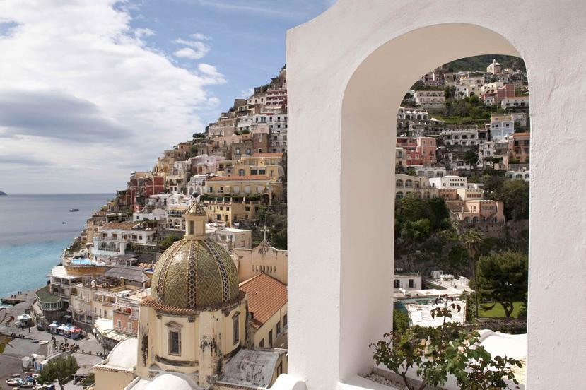 Viernes por la tarde: Absorbe la vista de Positano, en este caso desde el Hotel Sirenuse, que da hacia la Iglesia de Santa María Assunta. (CREDITO: Susan Wright para The New York Times)
