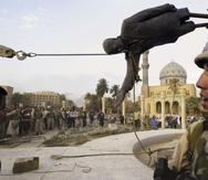 Esta imagen, tal vez la más emblemática de la caída del régimen del mandatario iraquí Saddam Hussein, ocurrió el 9 de abril de 2003, en Bagdad, cuando miembros del ejército estadounidense ayudaron a derrumbarla. Las operaciones de combate de Estados Unidos en Irak terminaron en 2011, aunque quedan cientos de militares a cargo de la seguridad de su personal.