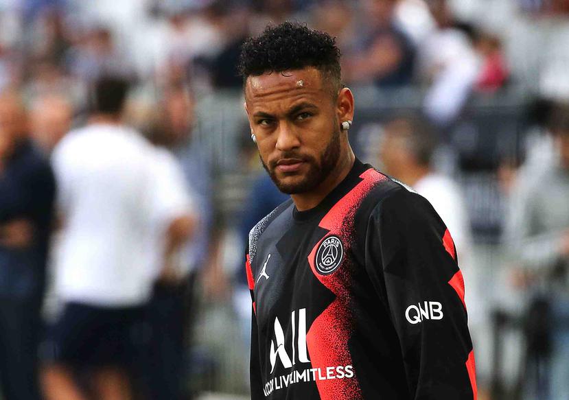 El delantero brasileño Neymar, del PSG, se prepara para el partido frente a Burdeos en la liga francesa. (AP/Bob Edme)