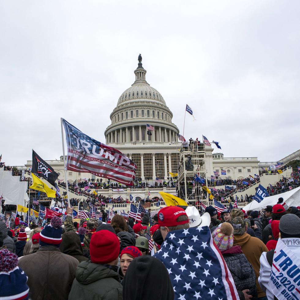 Insurrectos leales al presidente Donald Trump asaltan el Capitolio, Washington, 6 de enero de 2021.