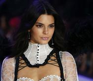 La modelo Kendall Jenner deslumbró a sus seguidores al publicar unas imágenes donde lleva la tendencia de los vestidos transparentes.