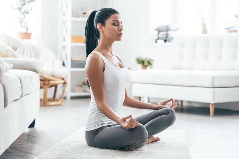 Meditar tiene beneficios para la salud, entre ellos, bajar la ansiedad.