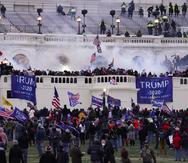 Simpatizantes del presidente Donald Trump irrumpen en el Capitolio, el 6 de enero de 2021, en Washington.