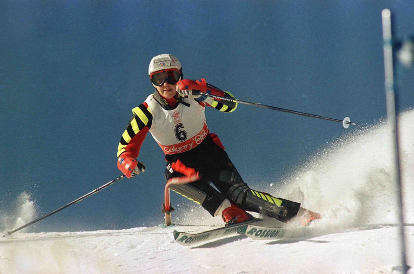 En esta foto del 26 de febrero de 1988, la esquiadora española Blanca Fernández Ochoa acelera cuesta abajo en la primera ronda de la competencia olímpica de slalom en Mt. Allan en Nakiska, Alberta. (AP)