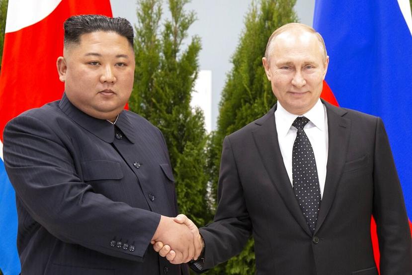 El líder norcoreano, Kim Jong-un (izquierda), saluda al presidente de Rusia, Vladimir Putin durante una cumbre en Vladivostok, Rusia. (Kremlin Pool Photo via AP)