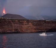 Una embarcación de recreo regresa al atardecer al puerto de Tazacorte ubicado en la costa por donde se prevé llegue la lava del volcán de Cumbre Vieja.