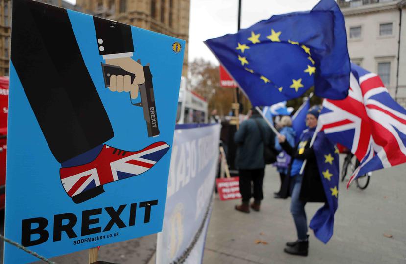 Manifestantes antiBrexit protestan ante el Parlamento británico, en Londres, el 6 de diciembre de 2018. (AP)
