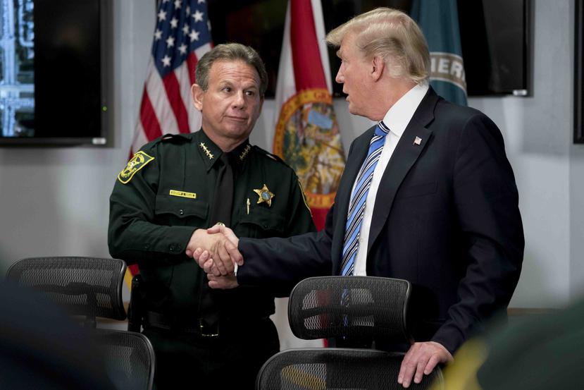 El alguacil del Condado Broward en Florida, Scott Israel, se reúne con el presidente de los Estados Unidos, Donald Trump, tras la matanza reportada en Parkland, Florida. (AP)
