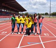 Estudiantes atletas de la LAI posan sobre la renovada pista del Estadio Francisco "Paquito" Montaner, en Ponce.