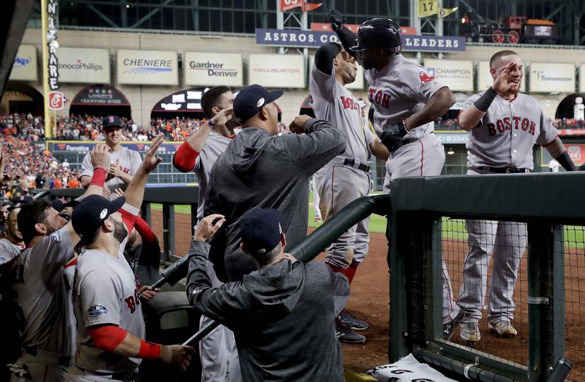 Supuestamente, un empleado de los Astros de Houston grabó lo que ocurría en la cueva de los Medias Rojas de Boston durante el primer juego de la Serie de Campeonato de la Liga Americana. (AP)
