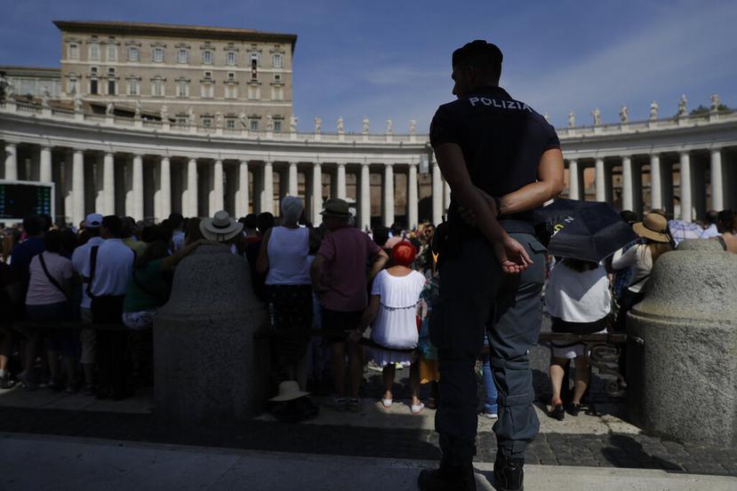 Un agente de la Policía italiana observa a los fieles durante la oración del Angelus en la Plaza de San Pedro, en el Vaticano. (AP /Gregorio Borgia)