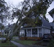Ian Livingstone inspecciona el daño a su casa por un árbol caído temprano en la mañana en Halifax el sábado 24 de septiembre de 2022 mientras la tormenta postropical Fiona continúa azotando el área.