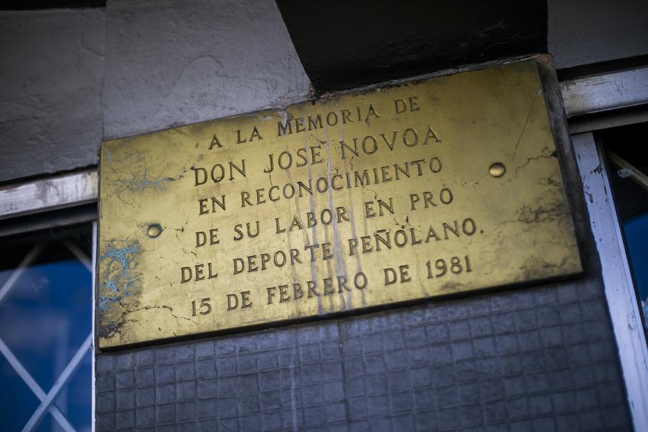 Placa en memoria de Don José Novoa, fundador de la mueblería que lleva su apellido, y quien fue una persona muy querida en el pueblo de Peñuelas.