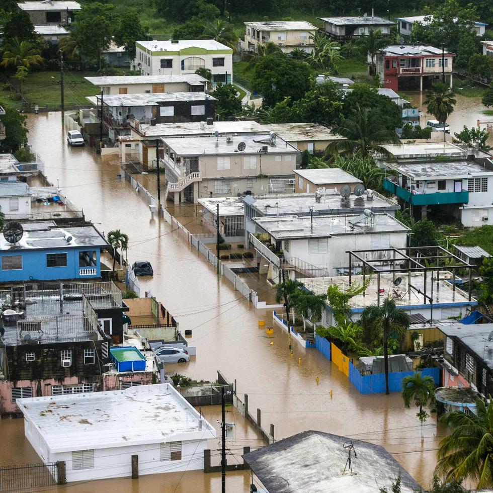 Los planes de mitigación identifican los riesgos particulares que cada municipio enfrenta ante distintos fenómenos naturales, como inundaciones. En la foto, inundaciones en Toa Baja tras el paso del huracán Fiona, en septiembre de 2022.
