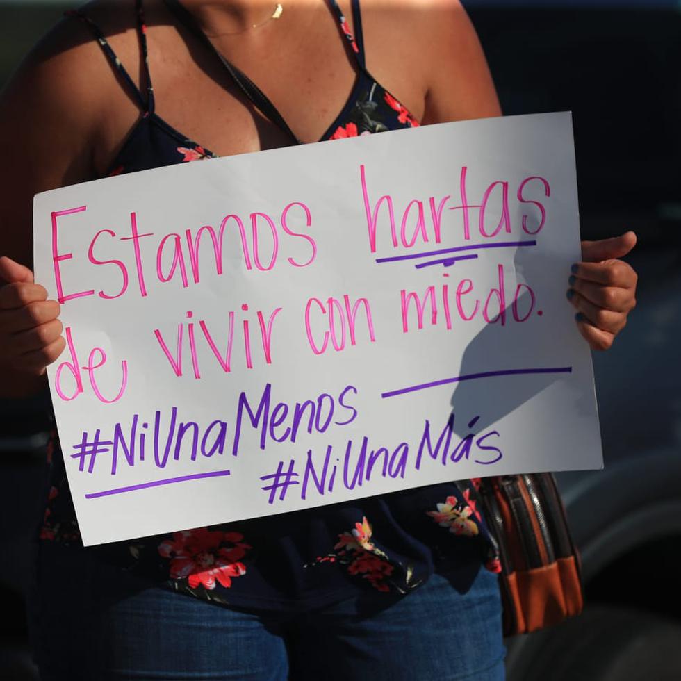 Una mujer sostiene una pancarta durante la manifestación en el puente Teodoro Moscoso.