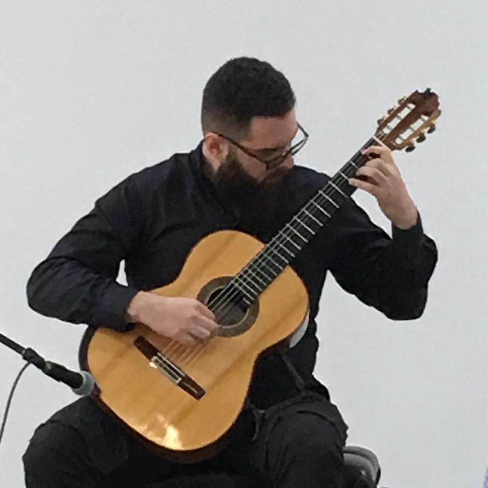 El concierto cuenta con la participación especial del talentoso guitarrista puertorriqueño Héctor Vázquez Gil, quien será el solista del día, interpretando el emblemático concierto para guitarra de Joaquín Rodrigo.