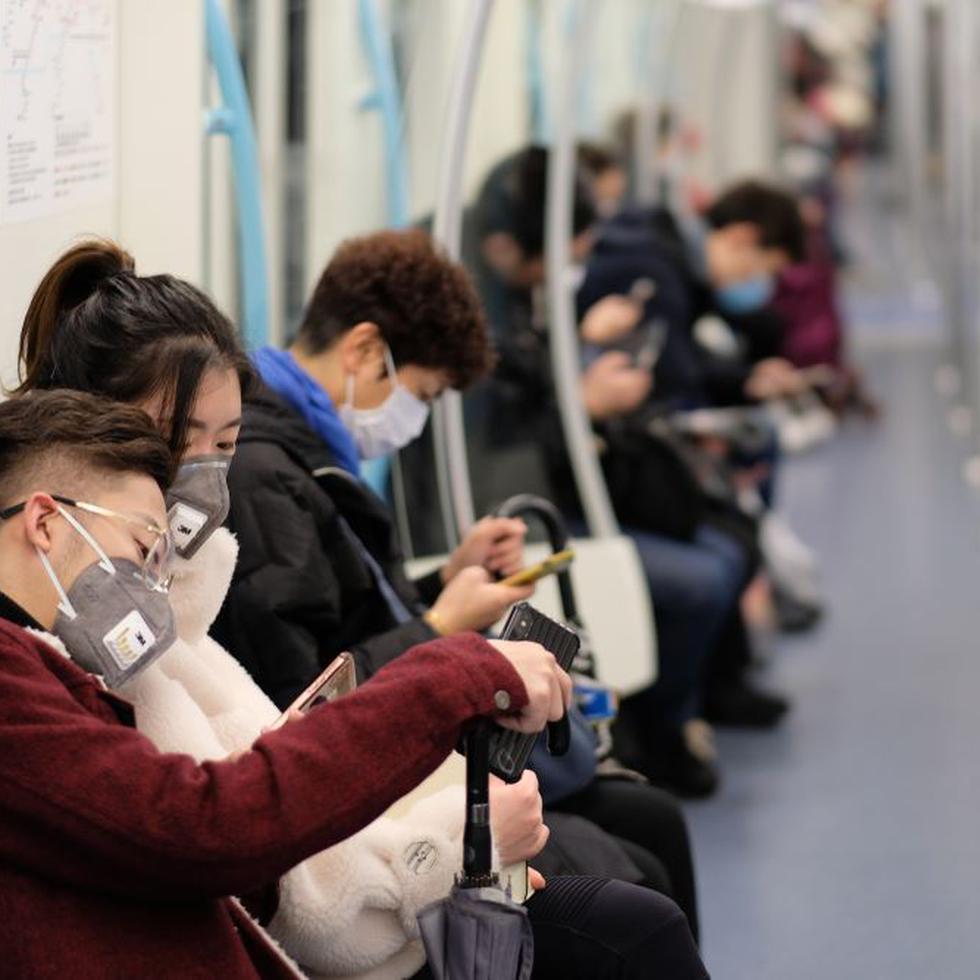 Gente usa mascarillas en el metro de Shangai por el coronavirus. (Shutterstock)