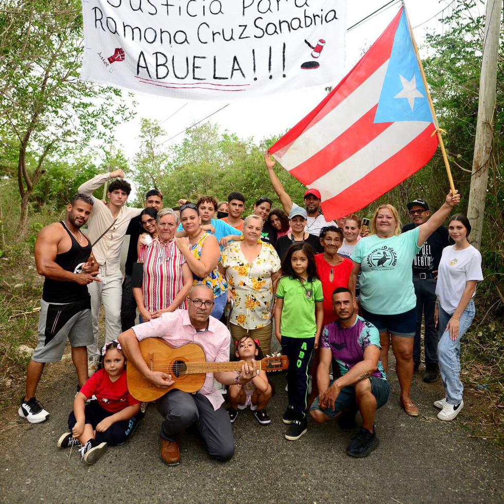 Esta semana, ciudadanos han llegado hasta la residencia de doña Ramona Cruz Sanabria, en el sector Playuela de Aguadilla, para expresar su apoyo al reclamo de la familia.