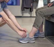 New Balance continúa innovando en sus estilos de calzado deportivo y hoy en día puedes encontrar una gran variedad de modelos casuales deportivos que se adaptan muy bien al día a día de una persona trabajadora.