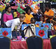 Antes de dejar Guyana, el hijo menor de Carlos de Inglaterra, se reunió con la esposa del primer ministro, Sandra Granger, quien organizó una recepción en la sede del Ejecutivo, al que acudieron madres jóvenes y víctimas del tráfico de personas. (AP)