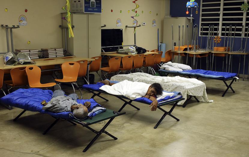 Refugiados descansan en la escuela superior Isidro Sánchez de Luquillo.