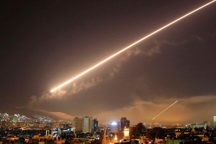 El cielo de Damasco se ilumina por los disparos de misiles tierra-aire lanzados por Estados Unidos contra diferentes partes de la capital siria, Damasco, la madrugada del sábado 14 de abril de 2018. (AP/Hassan Ammar)