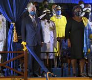 El príncipe Carlos, junto a la primera ministra de Barbados, Mia Mottley, a la derecha, y el ex jugador de críquet Garfield Sobers, a la izquierda, mientras asisten a la ceremonia de inauguración presidencial de Sandra Mason.