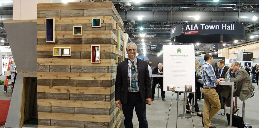 Ortiz junto a su obra durante la pasada convención anual del  Instituto Americano de Arquitectos (AIA). (Suministrada)
