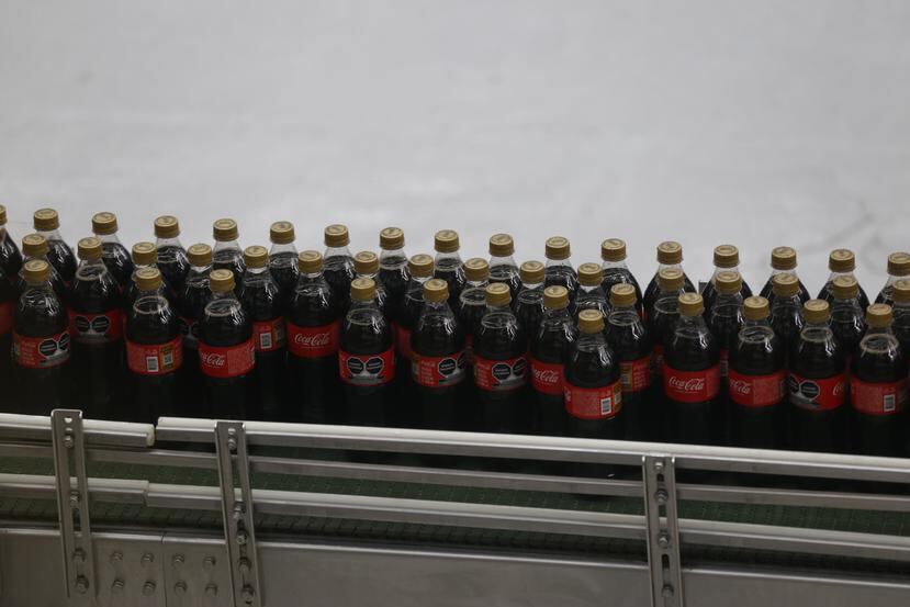 Fotografía de archivo de una producción del gigante de los refrescos Coca Cola, que ahora, más allá de su marca de aguas carbonatadas con alcohol, Topo Chico, tendrá también una bebida de 5% de alcohol, en conjunto con la marca de whisky Jack Daniel's.