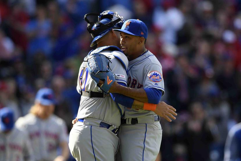 Edwin Díaz y el receptor WIlson Ramos se abrazan tras la primera victoria de la temporada de los Mets. (AP)