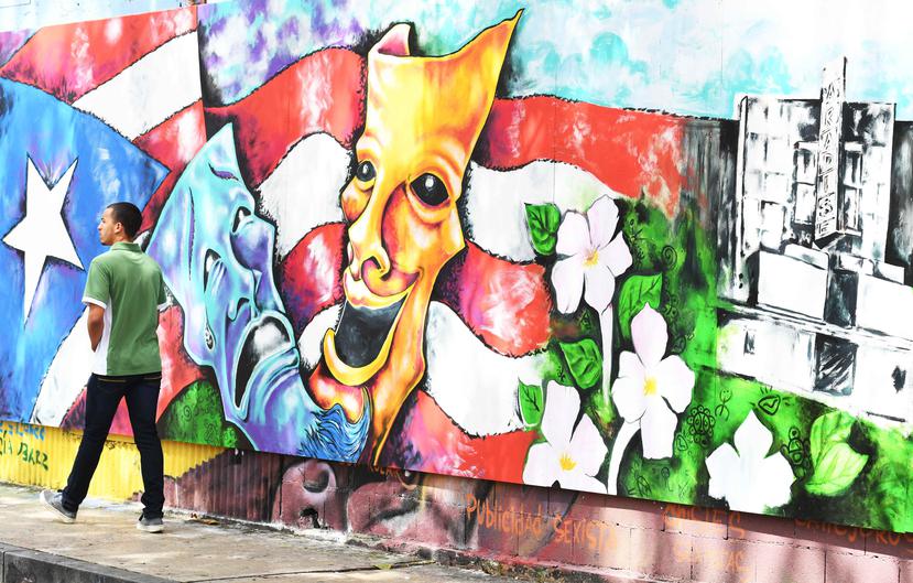 Un colorido mural en los paneles que clausuran la entrada del edificio exalta el pasado del Paradise como centro de actividad cultural en el centro urbano de Río Piedras.