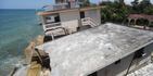 A lo largo de la costa de Rincón, sobresalen las estructuras colapsadas debido al aumento en el nivel del mar y los escombros representan una amenaza de seguridad.