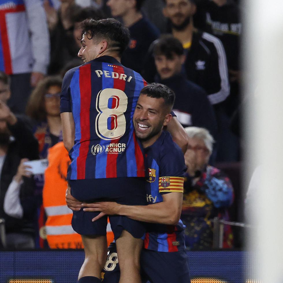 Jordi Alba (derecha) celebra tras marcar el gol que le dio al Barcelona la victoria 1-0 ante Osasuna en la Liga española el pasado mes de mayo.