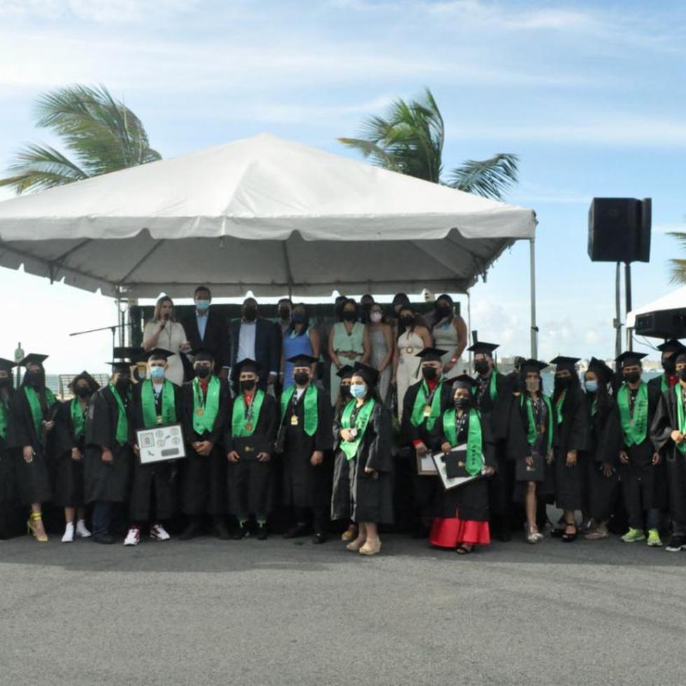 Los sesenta estudiantes le rindieron homenaje al actor durante su graduación en Bahía Viva en Cataño.