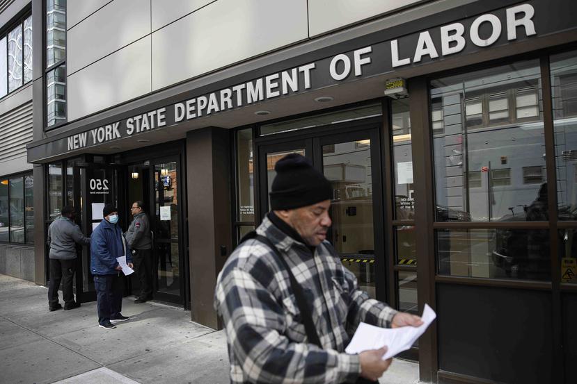 El número semanal de solicitudes al desempleo se ha elevado a su nivel más alto desde septiembre de 2017. En la foto, la entrada del Departamento del Trabajo de Nueva York. (AP Photo/John Minchillo)