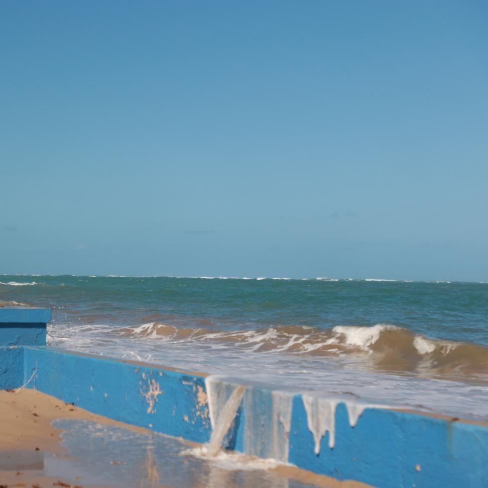 Foto de archivo del oleaje rompiente en la playa del Último Trolley en Ocean Park.
