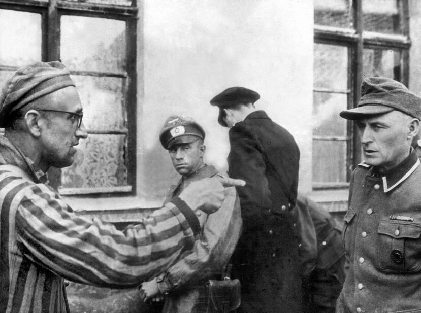 Un prisionero de guerra liberado señala a un soldado nazi acusándolo de malos tratos. (EFE / Archivo)