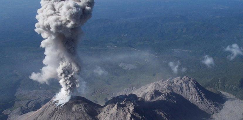 La ceniza que lanza el volcán cae en varias comunidades del municipio de Colomba Costa Cuca. (EFE)