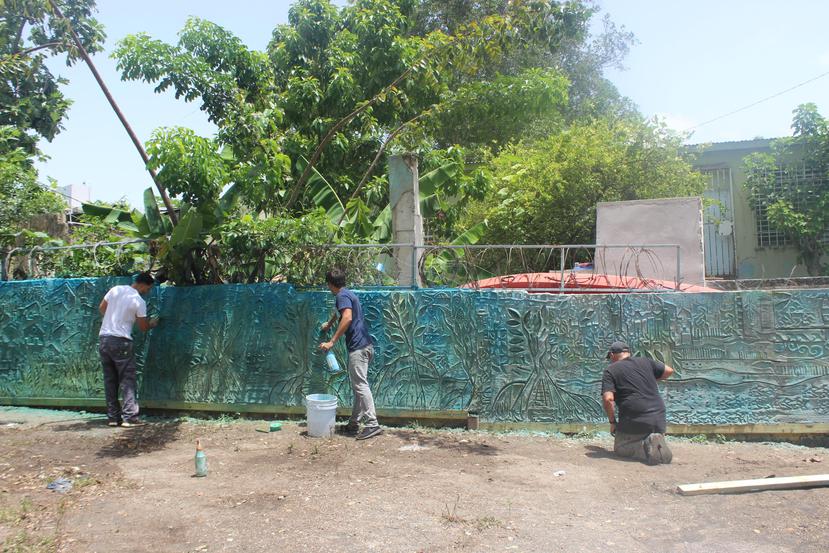Los jóvenes trabajaron en un mural en concreto en el que plasmaron la historia del barrio Alto del Cabro. (Suministrada)
