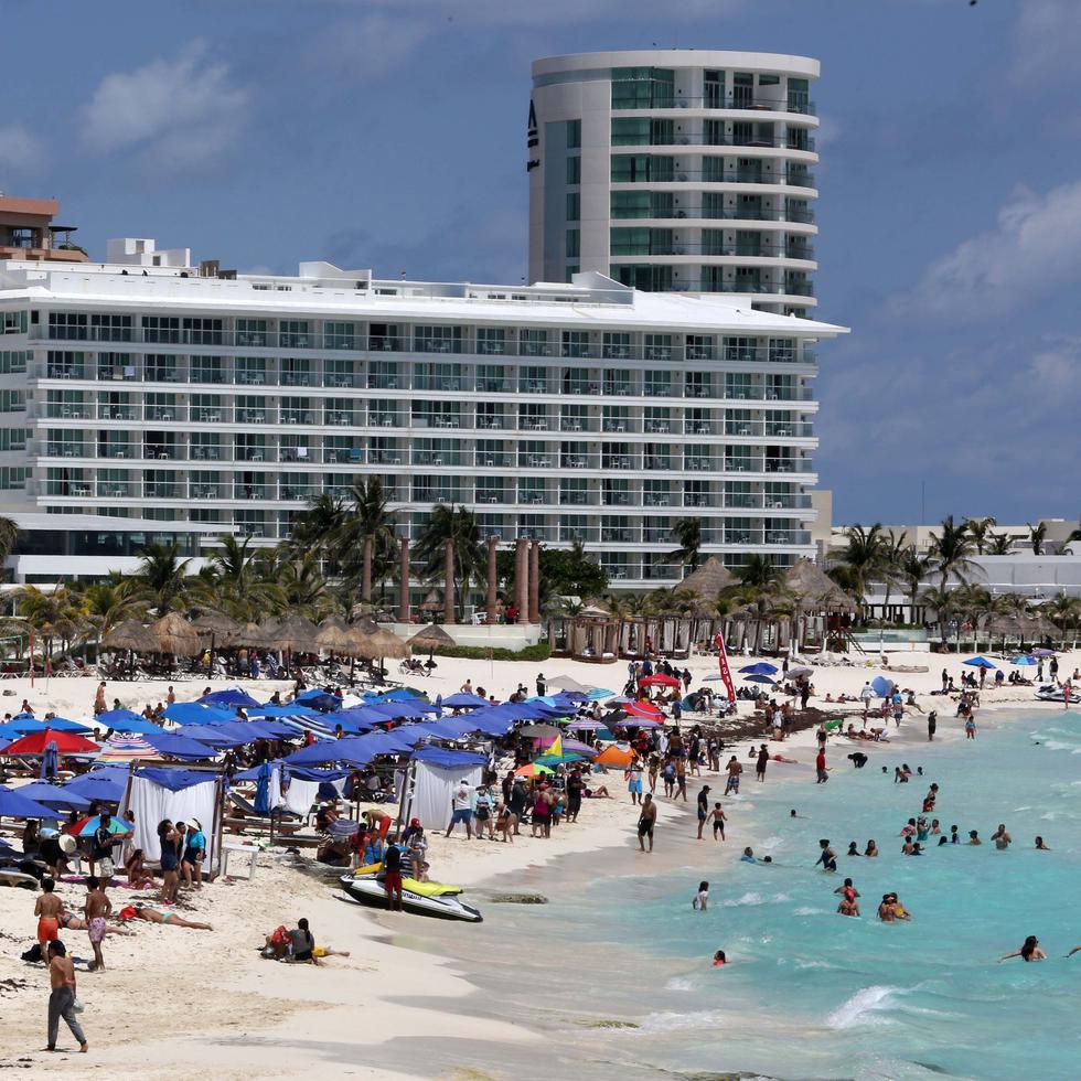 Turistas disfrutan de las playas hoy en el Balneario de Cancún, en el estado de Quintana Roo, México.