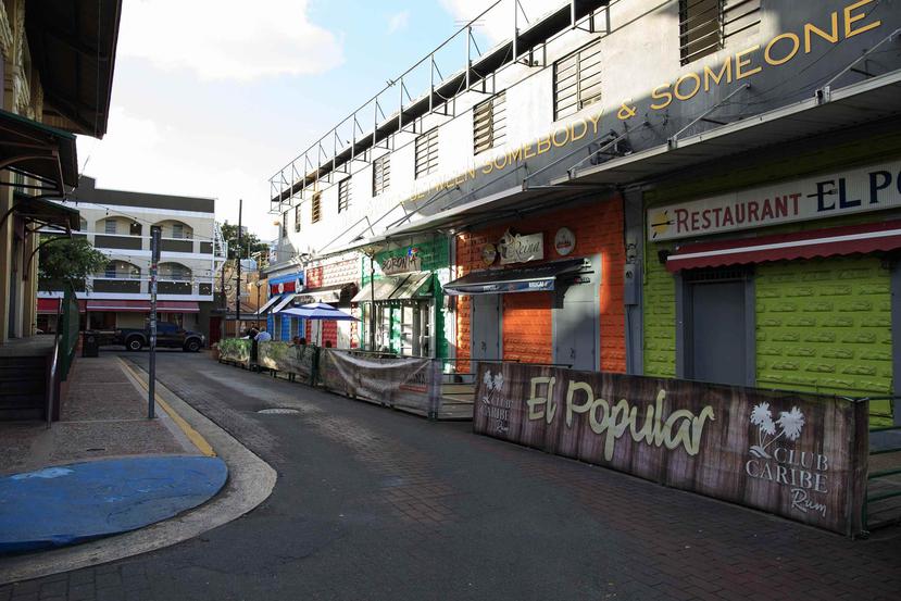 Vista de comercios cerrados en la Placita de Santurce durante el primer día de toque de queda.