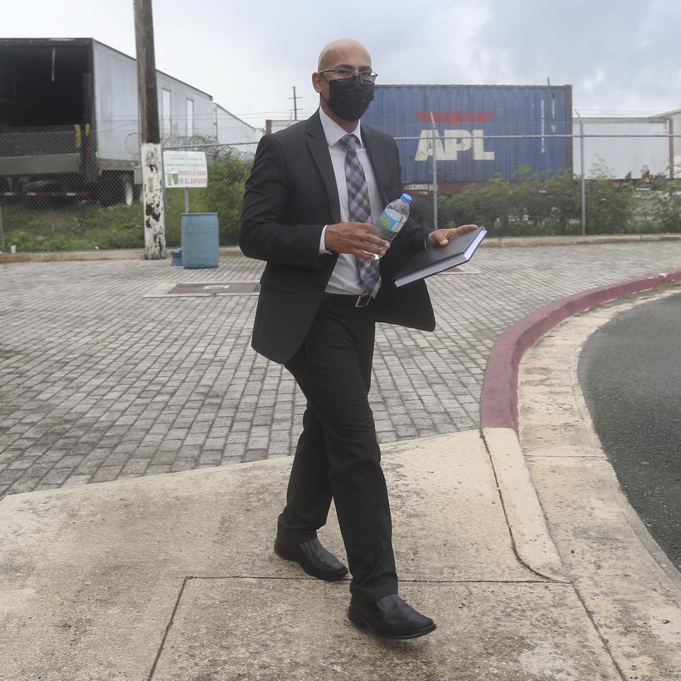 El secretario del Trabajo, Carlos Rivera, a su salida de las instalaciones del terminal sur.