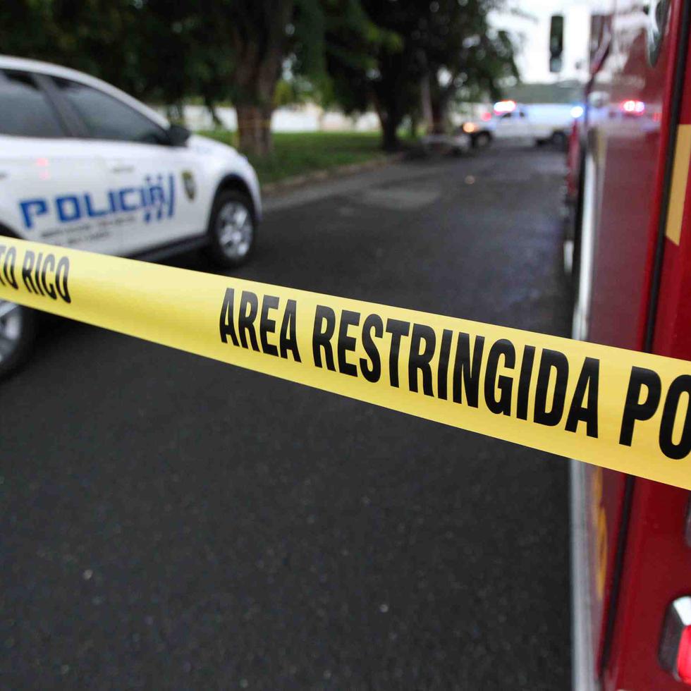 La Policía informó que el vehículo incendiado es un Kia Sedona del año 2020.