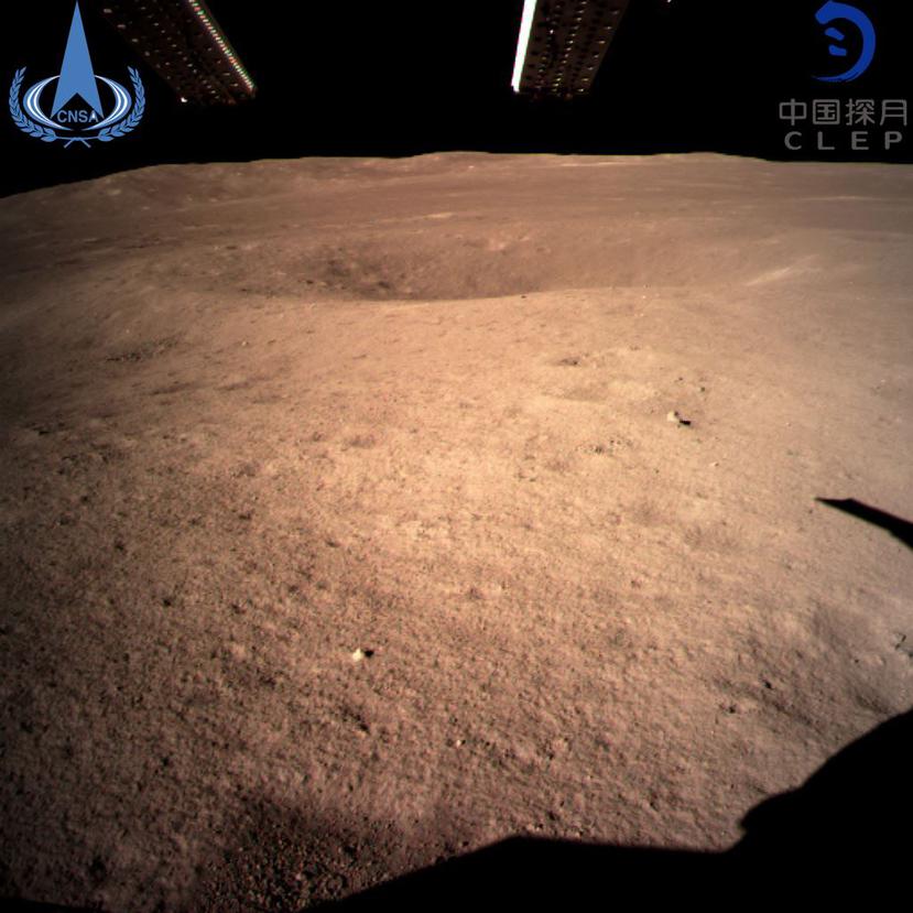 Esta imagen, distribuida el 3 de enero de 2019 por la agencia espacial china a través de la agencia de noticias Xinhua, es la primera de la cara oculta de la Luna tomada por la sonda china Chang'e-4. (Agencia espacial de China/Agencia de Noticias Xinhua)