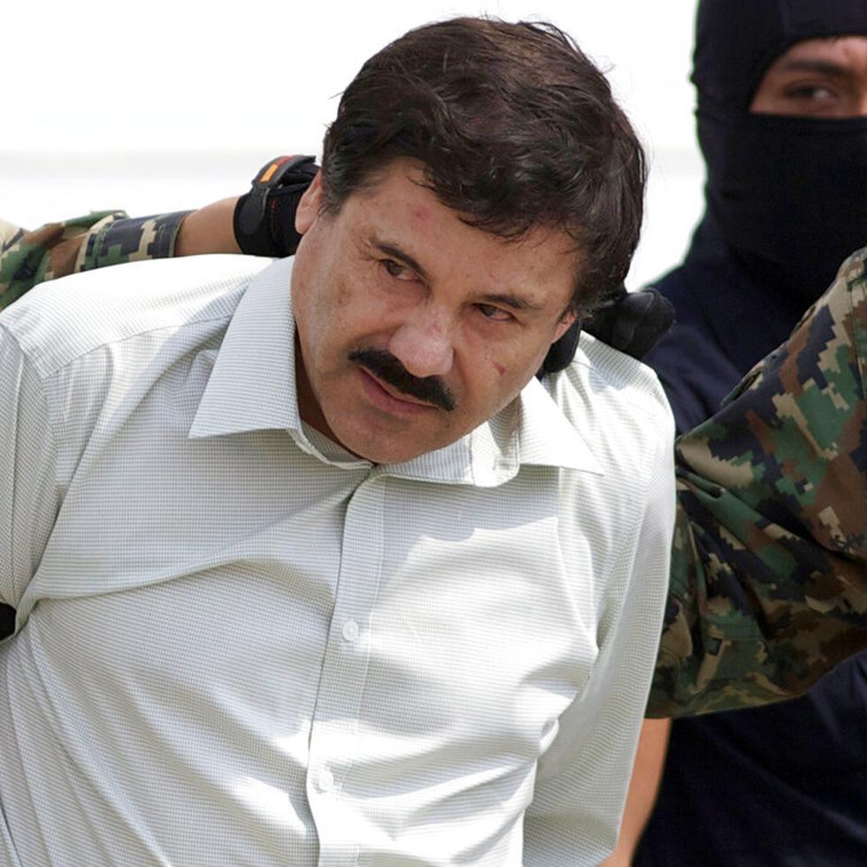 En esta fotografía de archivo del 22 de febrero de 2014, Joaquín "El Chapo" Guzmán, jefe del Cártel de Sinaloa en México, es escoltado a un helicóptero en la Ciudad de México luego de su captura.