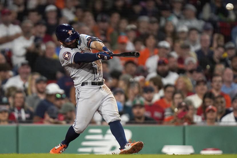 Instante en el que José Altuve, de los Astros, batea un triple de dos carreras en el sexto inning ante los Red Sox de Boston.