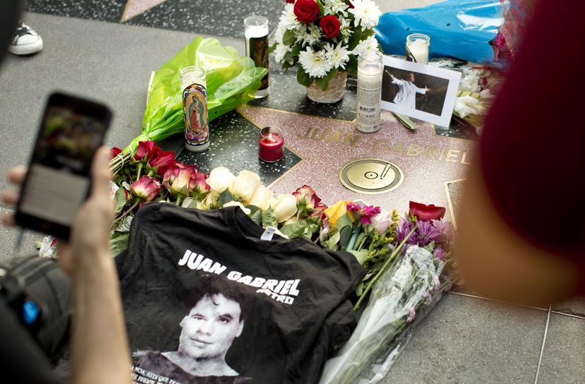 Un grupo de personas rinden tributo al cantante Juan Gabriel en su estrella en el Paseo de la Fama en Hollywood. (EFE)
